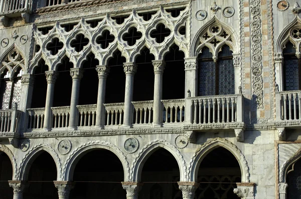Arquitectura italiana, antigua fachada palaciega en Venecia — Foto de Stock