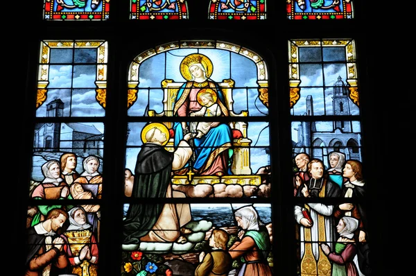 Francie, mozaikové okno batz sur mer církve — Stock fotografie