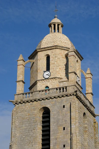 法国 batz sur mer 教堂的钟塔 — 图库照片