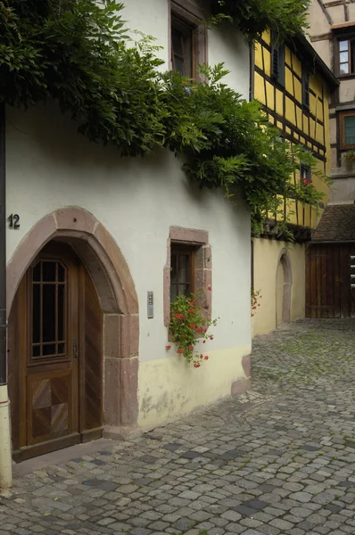 Francia, el pequeño pueblo de Riquewihr en Alsacia —  Fotos de Stock