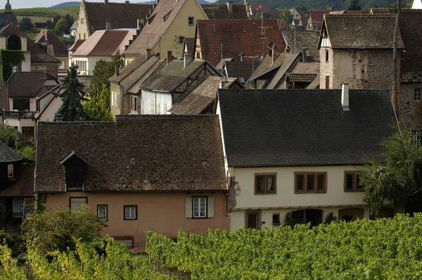 Frankrike, den lilla byn riquewihr i alsace — Stockfoto