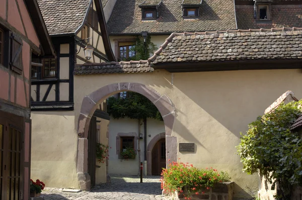 Francia, il piccolo villaggio di Riquewihr in Alsazia — Foto Stock