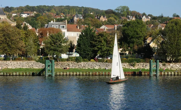 Francia, la ciudad de Triel sur Seine —  Fotos de Stock