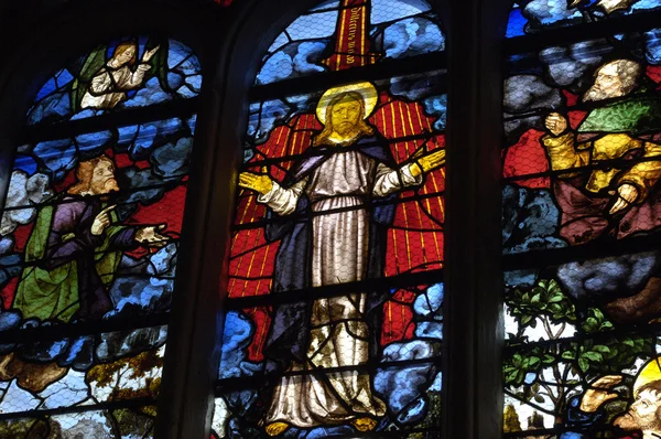 Frankrike, målat glasfönster i kyrkan saint martin i triel — Stockfoto