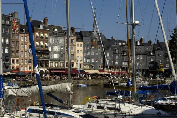 Frankrike, pittoreska Vieux Bassin of Honfleur i Normandie — Stockfoto