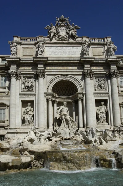 De beroemde trevi fontein of fontana di trevi in rome — Stockfoto