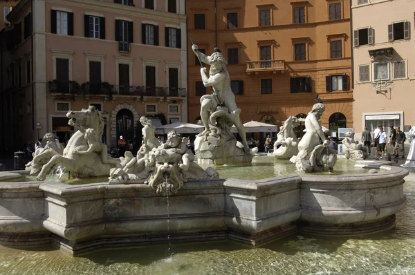 イタリアの建築、ローマのナヴォーナ広場の噴水 — ストック写真