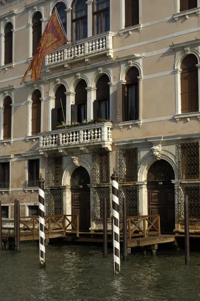 Ιταλία, παλαιό παλάτι, κοντά στο μεγάλο κανάλι — Φωτογραφία Αρχείου