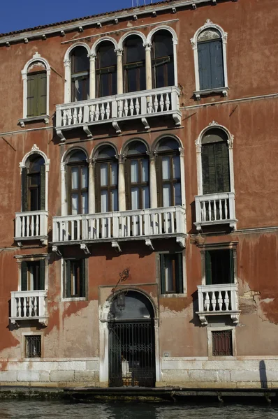 Ιταλία, παλαιό παλάτι, κοντά στο μεγάλο κανάλι — Φωτογραφία Αρχείου