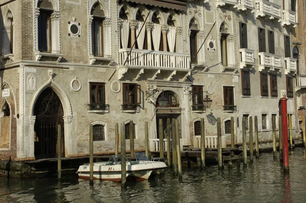 Itália, palácio velho perto do Grande Canal — Fotografia de Stock