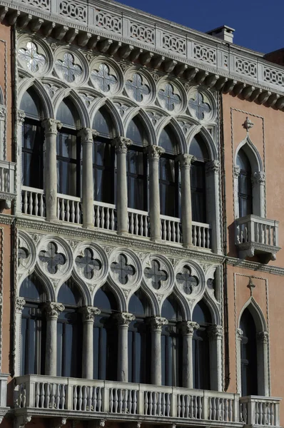 Arquitectura italiana, antigua fachada palaciega en Venecia —  Fotos de Stock