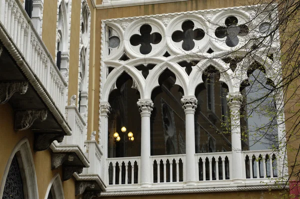 Italiensk arkitektur, gamla palatset fasad i Venedig — Stockfoto