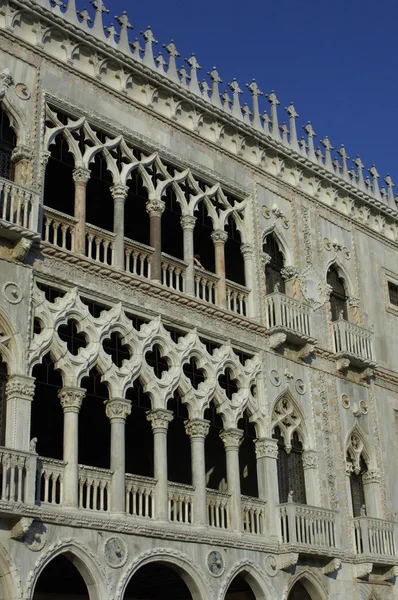 Arquitetura italiana, antiga fachada do palácio em Veneza — Fotografia de Stock