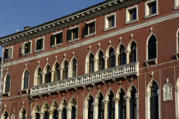 Włoska architektura, stare fasady pałacu w Wenecji — Zdjęcie stockowe