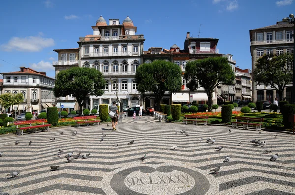 Praça na cidade de Guimarães em Portugal — Fotografia de Stock