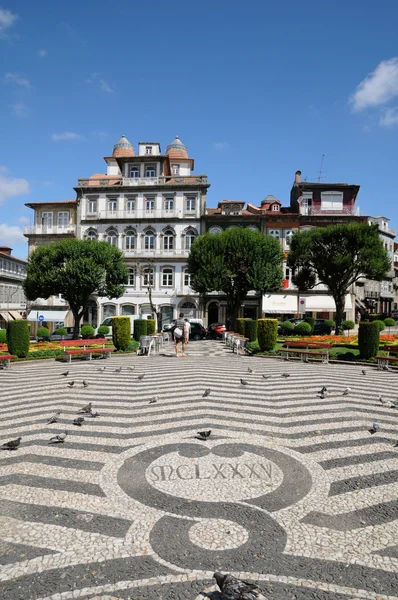 Praça na cidade de Guimarães em Portugal — Fotografia de Stock