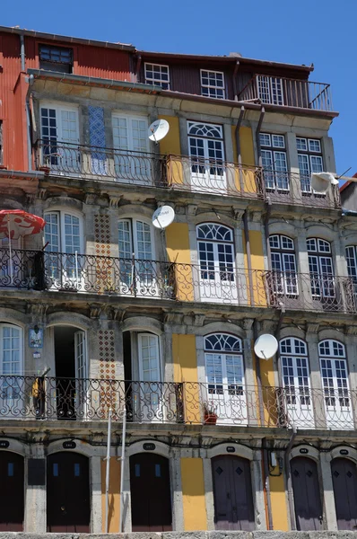 Старые дома города Порту в Португалии — стоковое фото
