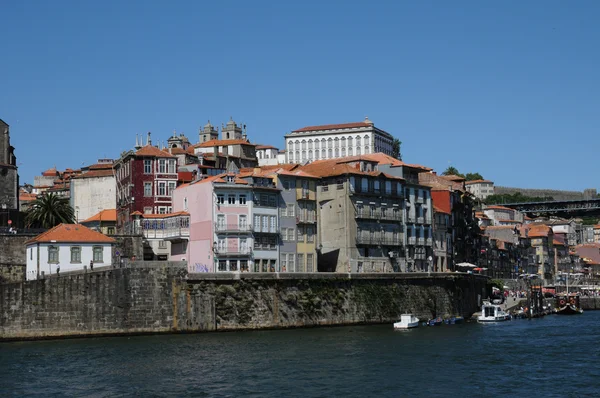 Португалия, вид на Порту с реки Доуро — стоковое фото