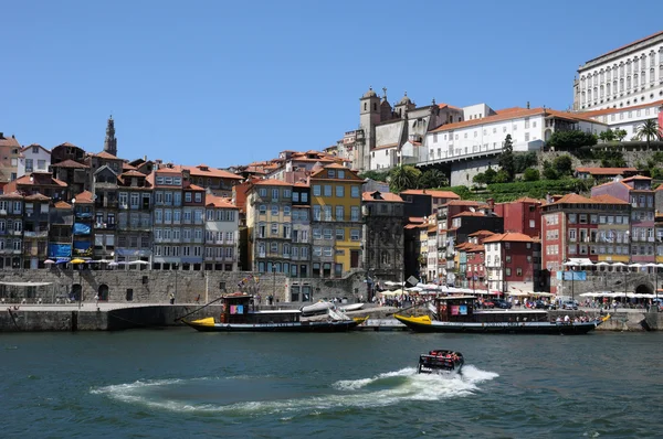 Португалия, вид на Порту с реки Доуро — стоковое фото