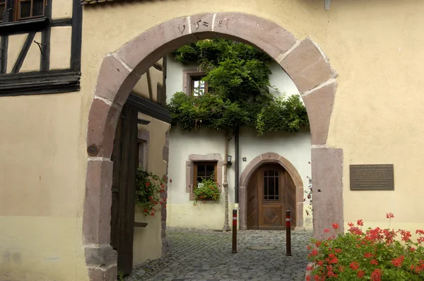 Francia, el pequeño pueblo de Riquewihr en Alsacia — Foto de Stock