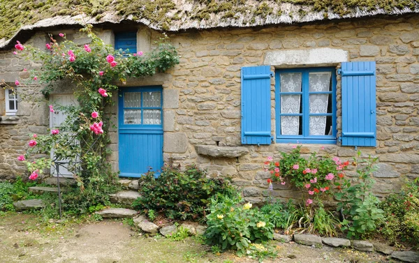 stock image France, old thatched cottage in Saint Lyphard