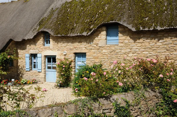 Francia, antigua casa de campo de paja en Saint Lyphard — Foto de Stock