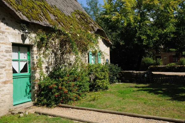 Francia, antigua casa de campo de paja en Saint Lyphard — Foto de Stock