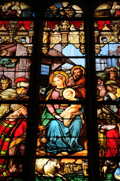 Ranska, lasimaalauksia kirkossa Saint Martin Triel — kuvapankkivalokuva