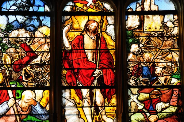 法国、 彩绘玻璃窗口中的王安石的教会圣马丁 — 图库照片