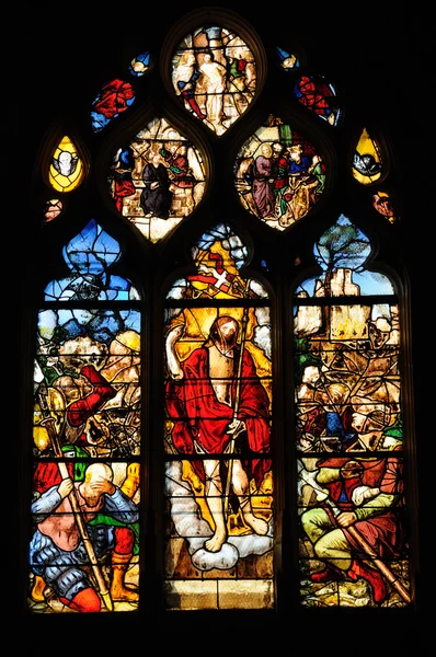 Frankrijk, Glasraam in de kerk saint martin van triel — Stockfoto