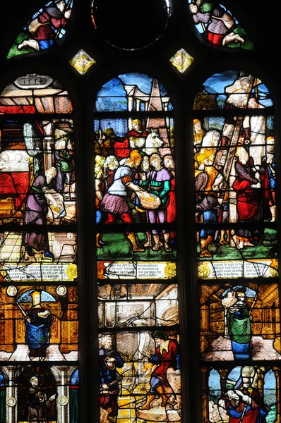 Франция, витражи в церкви Святого Мартина Триельского — стоковое фото