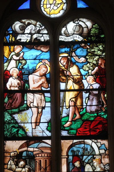 法国、 彩绘玻璃窗口中的王安石的教会圣马丁 — 图库照片