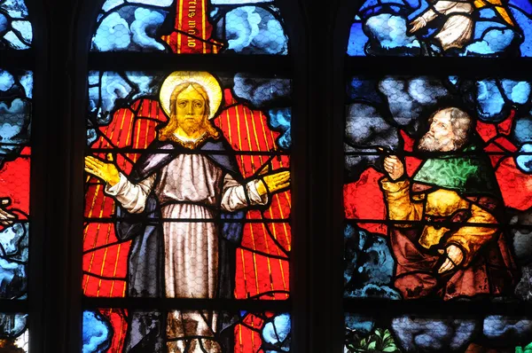 Frankrike, målat glasfönster i kyrkan saint martin i triel — Stockfoto