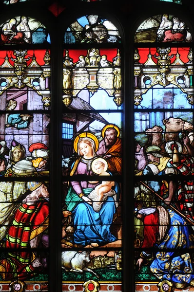 Frankrijk, Glasraam in de kerk saint martin van triel — Stockfoto