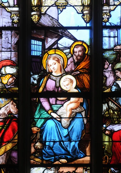 Frankrike, glassmaleri i kirken Sankt Martin av Triel – stockfoto