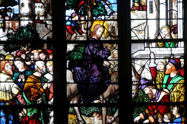 Франция, витражи в церкви Святого Мартина Триельского — стоковое фото
