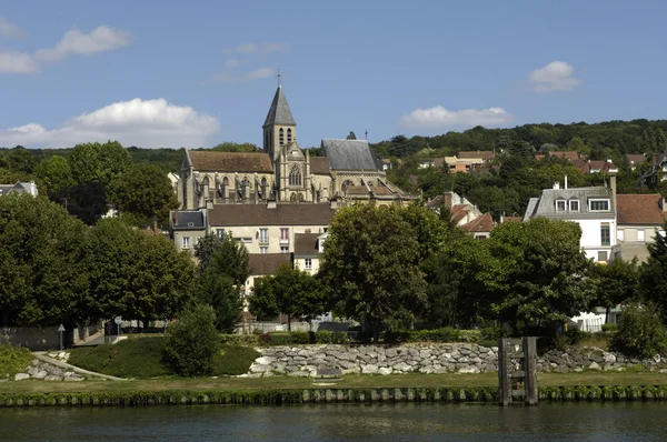 法国，王安石 sur 塞纳河之城 — 图库照片