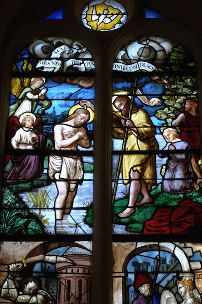 フランスの教会セント ・ マーチン島 triel のステンド グラスの窓 — ストック写真