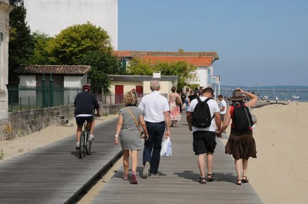 Frankreich, Radfahrer auf einem Fußweg in arcachon — Stockfoto