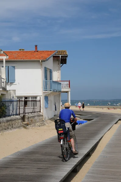 France, cyclist on a walkway in Arcachon — Stock Photo, Image