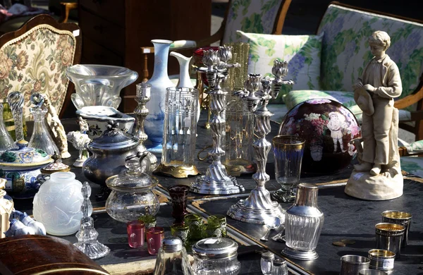 Old objects on a flea market — Stock Photo, Image
