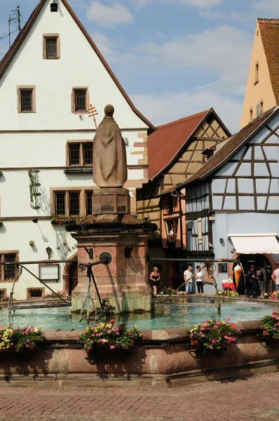 Francia, Alsacia, pintoresca casa antigua en Eguisheim —  Fotos de Stock