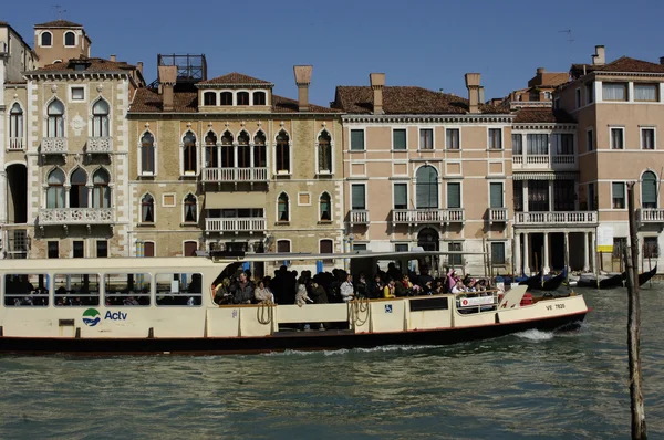 Italien, alter palast in der nähe des großen kanals in venedig — Stockfoto