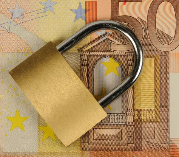 Cierre de un candado en el billete en euros — Foto de Stock