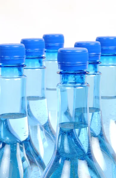 Närbild på gas vattenflaskor på vit bakgrund — Stockfoto