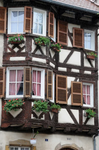 法国阿尔萨斯地区，如诗如画的老房子，在 eguisheim — 图库照片