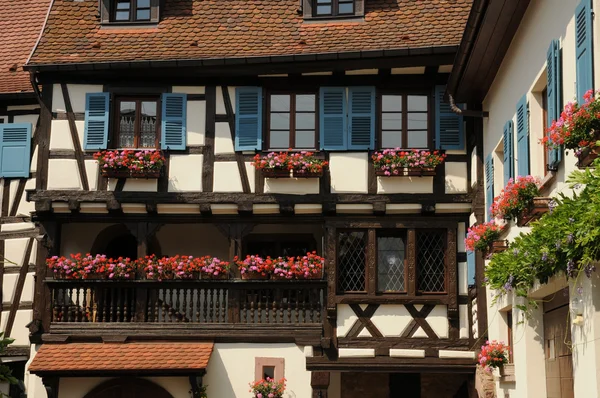 França, Alsácia, pitoresca casa velha em Eguisheim — Fotografia de Stock