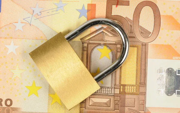 Cierre de un candado en el billete en euros — Foto de Stock