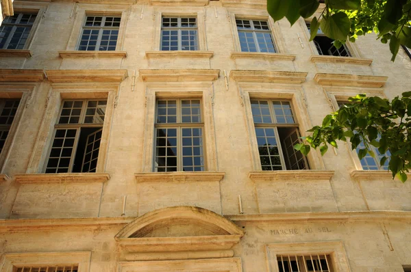法国普罗旺斯、 外立面旧建筑的阿维尼翁 — 图库照片