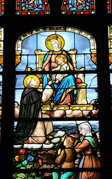 Frankrike, glassmaleri i kirken Batz sur Mer – stockfoto